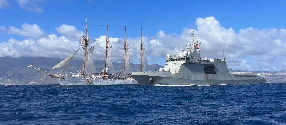 El buque escuela Juan Sebastián de Elcano navega junto al buque de acción marítica Meteoro en aguas de Canarias