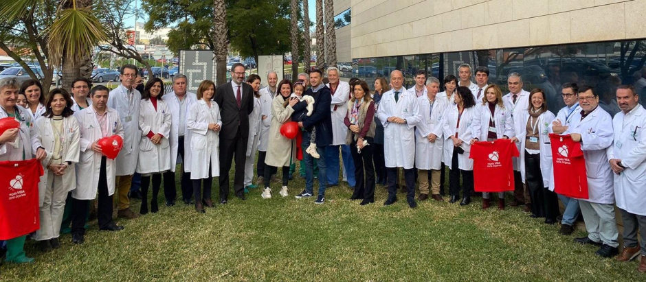 Autoridades, sanitarios y la familia de Sara en el Hospital Reina Sofía