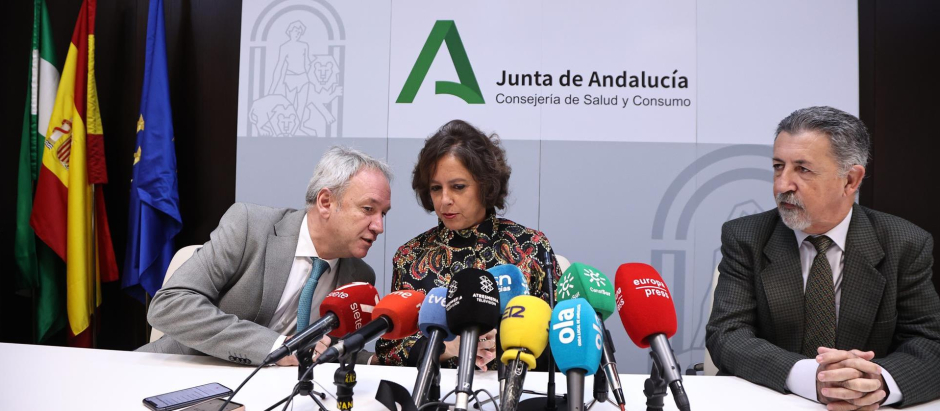 La consejera de Salud, Catalina García, y el presidente del SMA, Rafael Carrasco (dcha.), en rueda de prensa