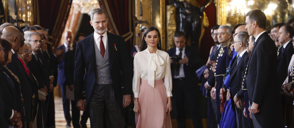 El rey Felipe VI y la reina Letizia, a su llegada a la recepción que ofrecieron al cuerpo diplomático acreditado en España, este miércoles en el Palacio Real en Madrid.