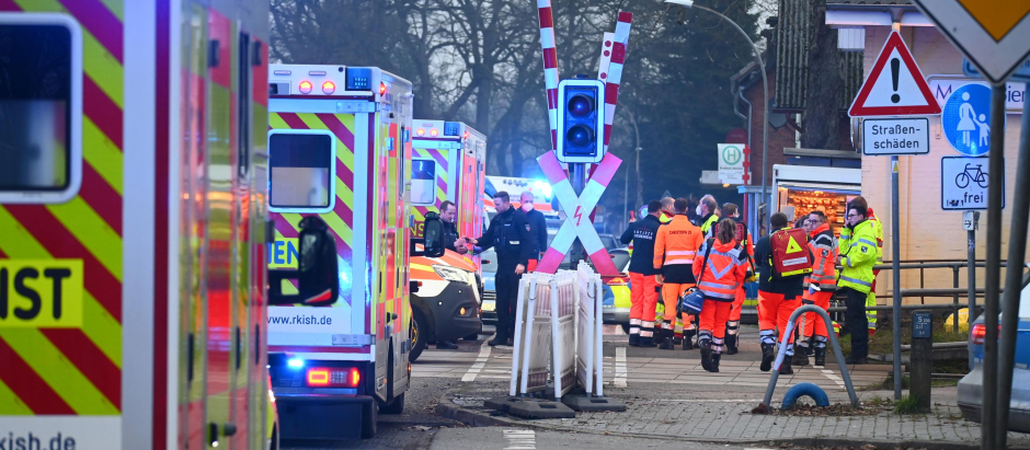 Equipos de rescate, en el norte de Alemania, después de que un hombre apuñalara a varias personas en un tren regional