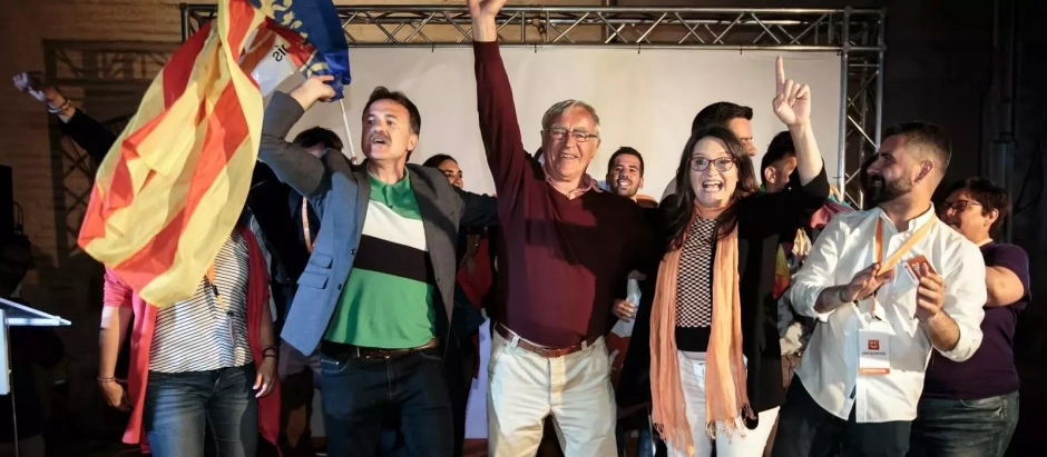 Joan Ribó y Mónica Oltra celebran junto a dirigentes de Compromís el triunfo nacionalista en las elecciones de 2019.