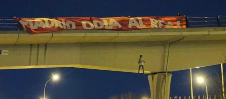 Pancarta con el lema delFrente Atlético y el muñeco con la camiseta de Vinicius ahorcado