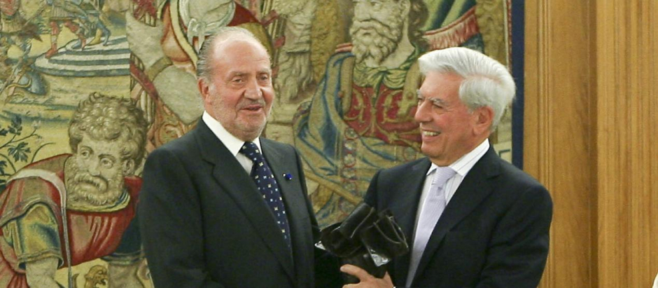 El Rey Juan Carlos I saluda a Mario Vargas Llosa en los Premios Don Quijote de la Mancha, en 2010