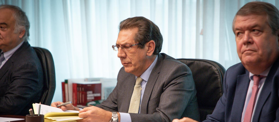El magistrado del Tribunal Constitucional Enrique Arnaldo Alcubilla asiste al primer Pleno jurisdiccional de la institución