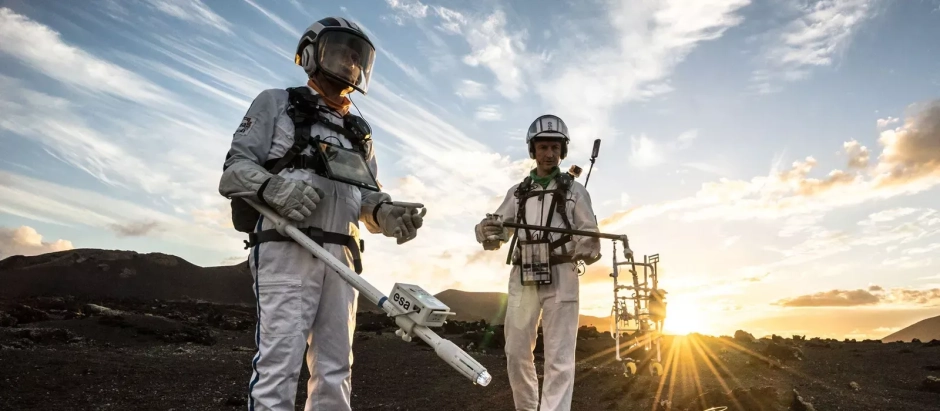 Dos técnicos de la Agencia Espacial Europea realizan un trabajo de campo en Lanzarote