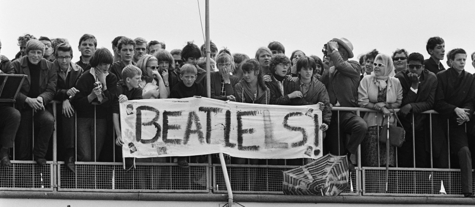 Seguidores de los Beatles recibiéndoles en su llegada a los Países Bajos, 1964