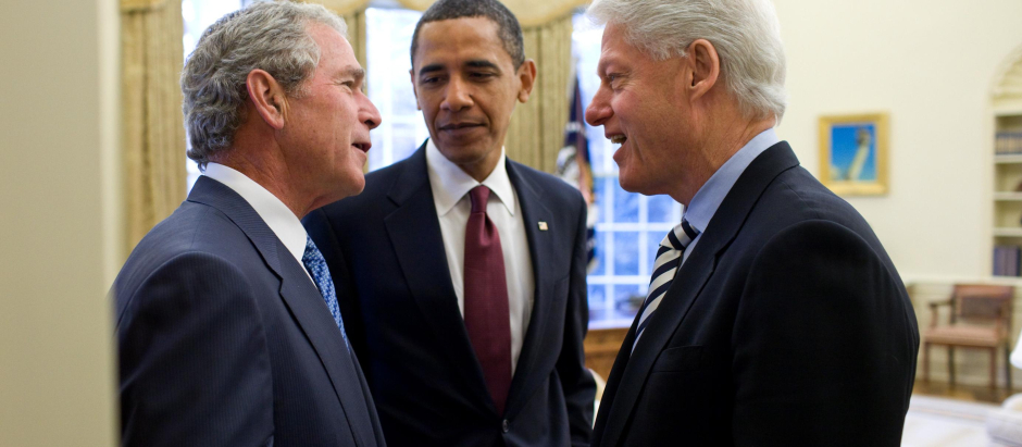 Los expresidentes de EE.UU. George Bush (Iz) Barack Obama (C) y Bill Clinton (D) en la Casa Blanca