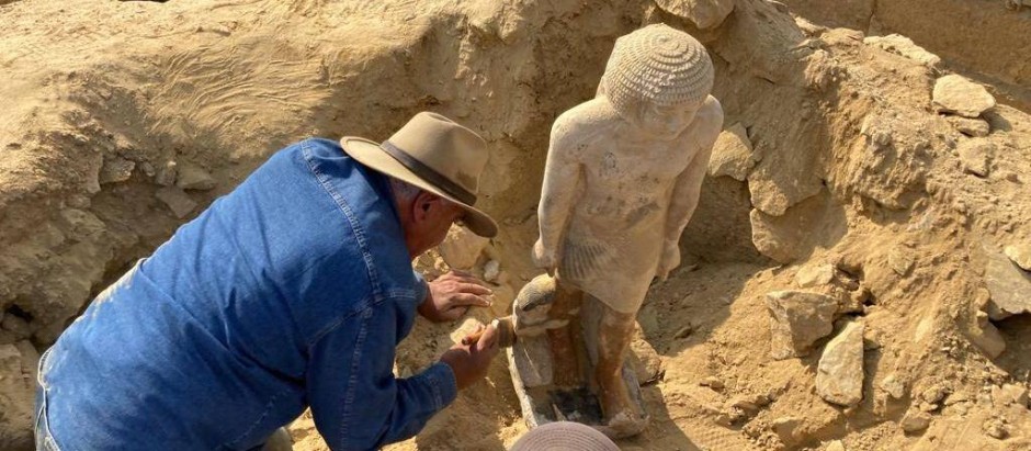 El arqueólogo Zahi Hawass durante las excavaciones en Gisr el-Mudir, Saqqara