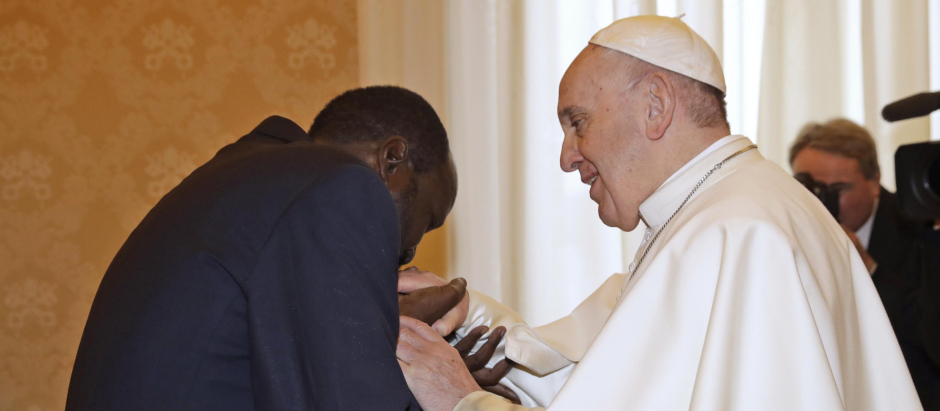 South Sudan's President Salva Kiir Mayardit (L) kisses the hands of Pope Francis upon his arrival for a private audience at the Vatican on March 16, 2019. (Photo by Alessandra Tarantino / POOL / AFP)