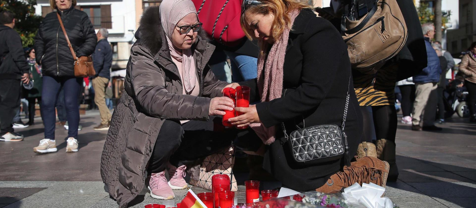 Vecinos depositan velas y flores como muestras de dolor donde caía el cuerpo sin vida del sacristán