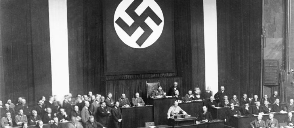 Adolf Hitler se dirige al Reichstag el 23 de marzo de 1933