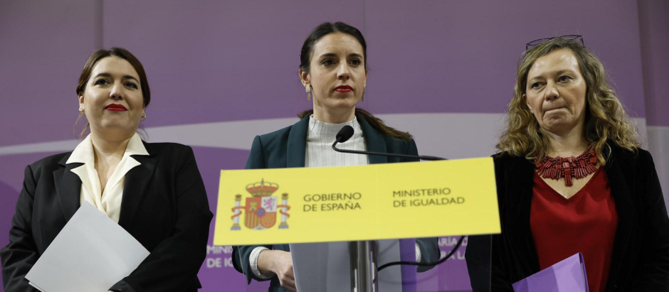 La ministra de Igualdad, Irene Montero (c), ofrece una rueda de prensa después de presidir el comité de crisis para evaluar los asesinatos machistas cometidos en España en el mes de enero, en la sede del Ministerio de Igualdad en Madrid este viernes