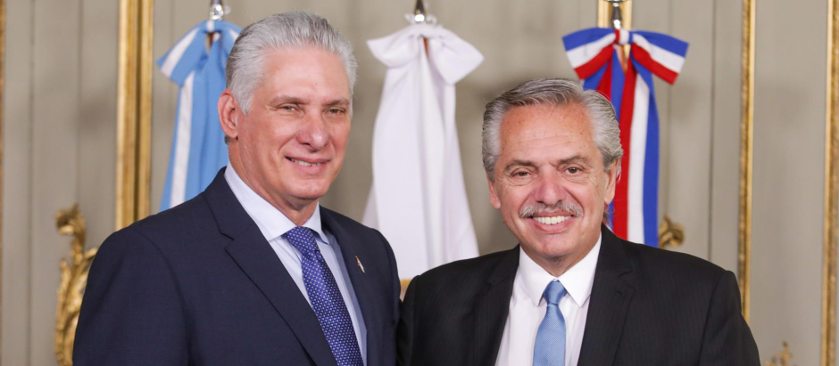 AME8979. BUENOS AIRES (ARGENTINA), 25/01/2023.- Fotografía cedida por la presidencia de Argentina del presidente argentino, Alberto Fernández (der.), con su par cubano, Miguel Díaz-Canel, durante una reunión en el Palacio San Martín, sede de la Cancillería, hoy en Buenos Aires (Argentina). Fernández reafirmó el objetivo de "profundizar el vínculo" entre ambos países y "trabajar para lograr una mayor integración" de la región. EFE/ Esteban Collazo SOLO USO EDITORIAL/NO VENTAS/SOLO DISPONIBLE PARA ILUSTRAR LA NOTICIA QUE ACOMPAÑA/CRÉDITO OBLIGATORIO