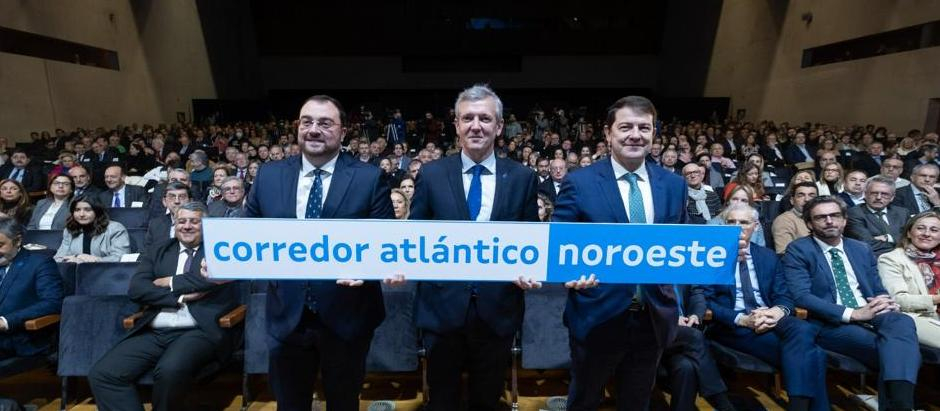 El presidente de Galicia, Alfonso Rueda; el de Asturias, Adrían Barbón; y el de Castilla y León, Alfonso Fernández Mañueco, en el acto del Corredor Atlántico
