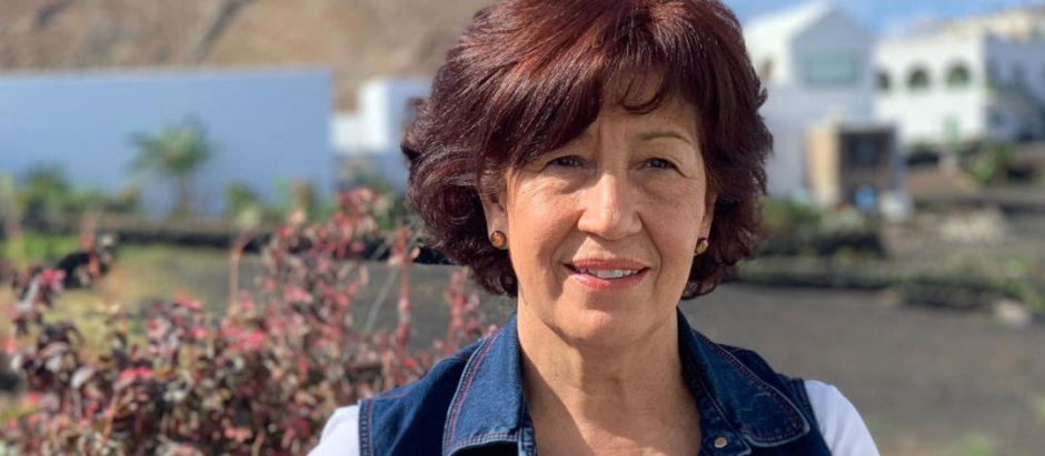 La docente y ex política lanzaroteña Inés Rojas de León con el libro 'Sin género de duda'