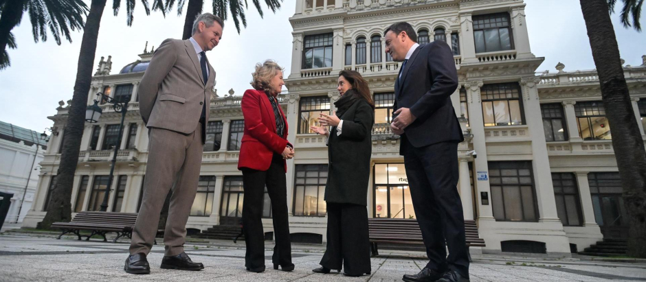 La ministra Nadia Calviño y la alcaldesa de A Coruña, Inés Rey, ante la futura sede de la Aesia