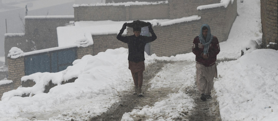 La nieve colapsa Kabul, capital de Afganistán