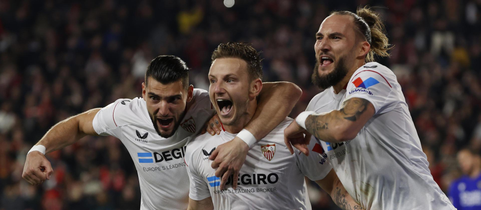 Rafa Mir, Rakitic y Gudelj en la celebración de un gol del Sevilla