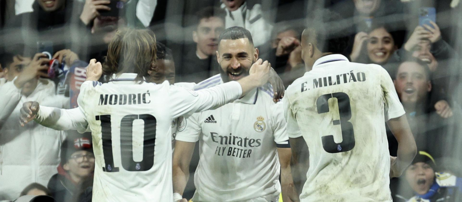 Modric, Benzema y Militao en la celebración de un gol