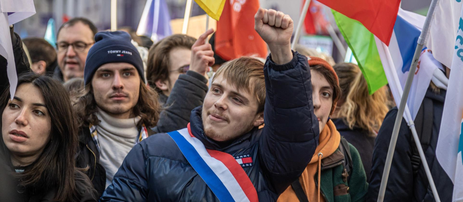 El diputado francés por el partido de izquierda Louis Boyard asiste a la 'Marcha por nuestras pensiones' , en París