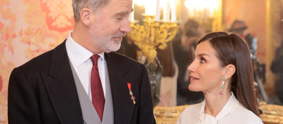 Spanish King Felipe VI and Queen Letizia during a reception with the diplomatic corps accredited in Madrid on Wednesday , 25 January 2023.
En la foto mirandose a los ojos