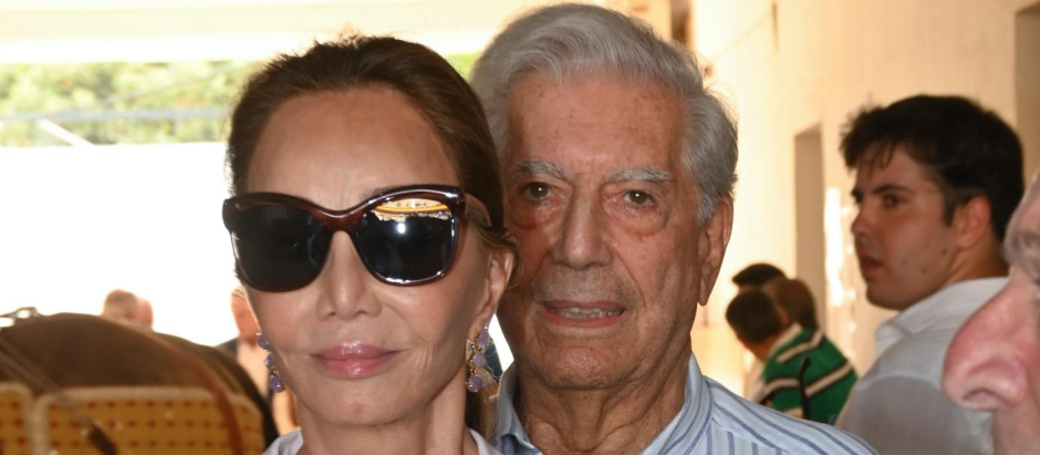 Isabel Preysler y Mario Vargas Llosa durante un festejo taurino en Estepona, July 10 2022.