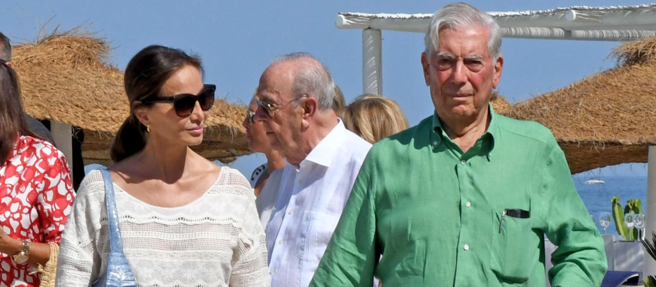 El escritor Mario Vargas Llosa e Isabel Preysler en Marbella.
31/08/2017
En la foto paseando de la mano