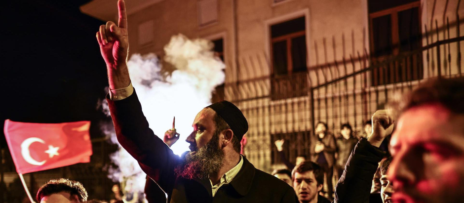 Manifestantes gritan consignas durante una protesta frente al Consulado General de Suecia, en Estambul, Turquía