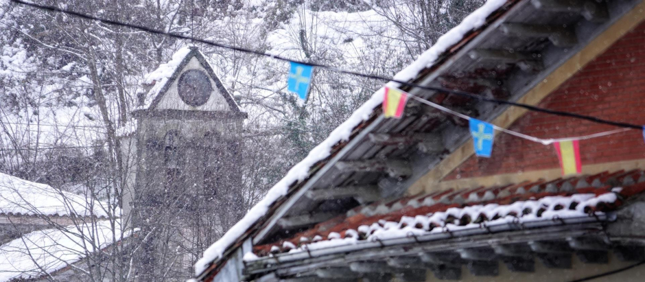Varios tejados cubiertos de nieve, a 18 de enero de 2023, en San Juan de Beleño, Ponga, Asturias