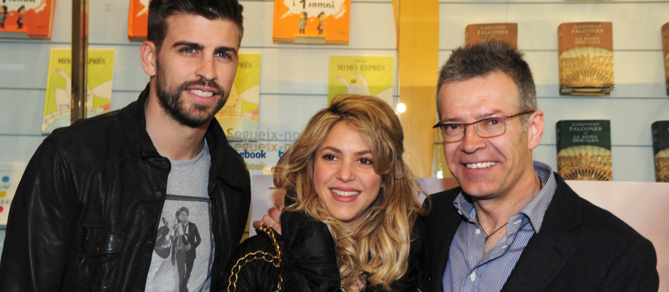La cantante Shakira, con el futbolista Gerard Piqué y el padre de este