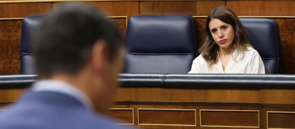 Irene Montero escucha una intervención de Pedro Sánchez, el 2 de noviembre en el Congreso