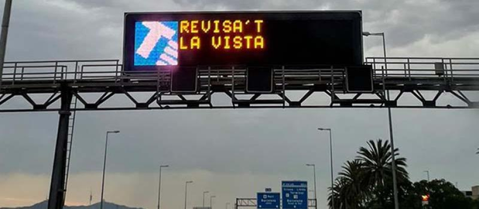 Panel luminoso en catalán en una autovía