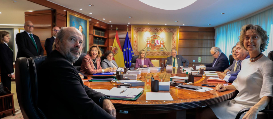 Los magistrados del Tribunal Constitucional Juan Carlos Campo (i) y Laura Díez Bueso (d) asisten al primer Pleno jurisdiccional de la institución tras la XIV renovación de la misma, este martes en Madrid. EFE/ Zipi