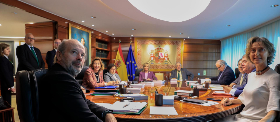 Los magistrados del Tribunal Constitucional Juan Carlos Campo (i) y Laura Díez Bueso (d) asisten al primer Pleno jurisdiccional de la institución tras la XIV renovación de la misma, este martes en Madrid. EFE/ Zipi