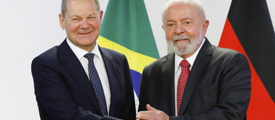 El canciller alemán Olaf Scholz (Iz) y el presidente brasileño Luis Inácio Lula da Silva