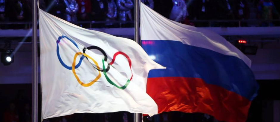 La bandera de Rusia junto a la de los Juegos Olímpicos
