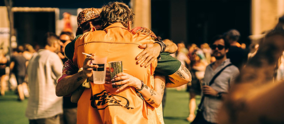 Tres amigos se abrazan en el escenario SonarVillage de Sónar de Día, durante la edición de 2022
