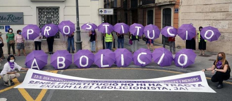 Manifestación en Valencia de activistas feministas reclamando la abolición de la prostitución.