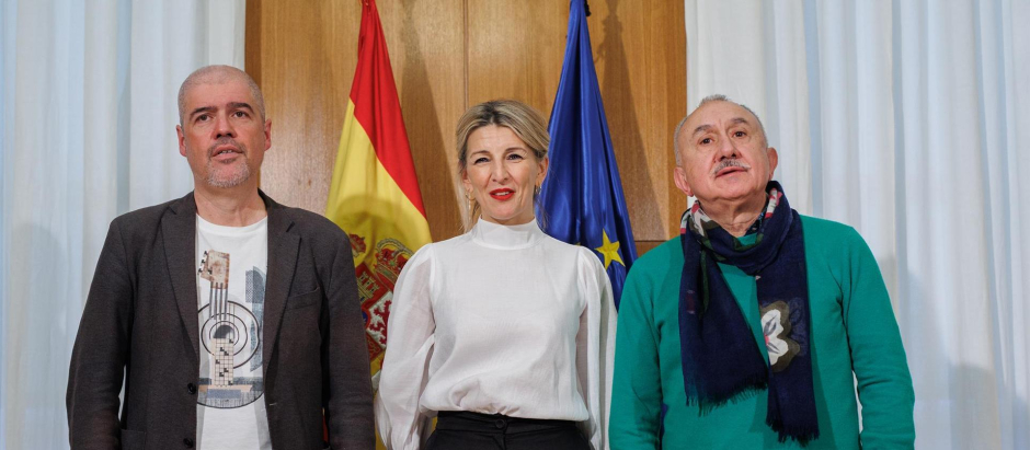 La ministra Yolanda Díaz el día del cierre del SMI con los secretarios generales de UGT, Pepe Álvarez, y CCOO, Unai Sordo.