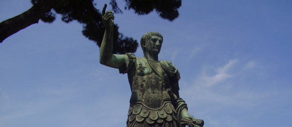 Estatua de Julio César en el Foro de Roma