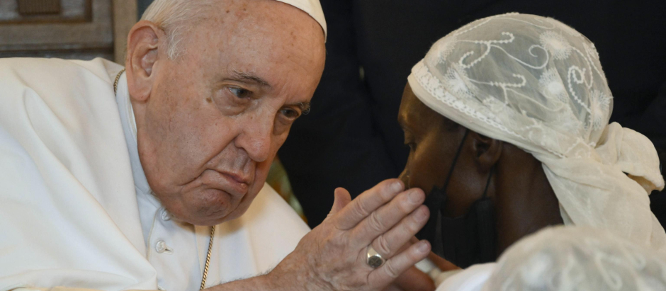 El Papa con una joven, en su encuentro de este miércoles con las víctimas del oriente del país