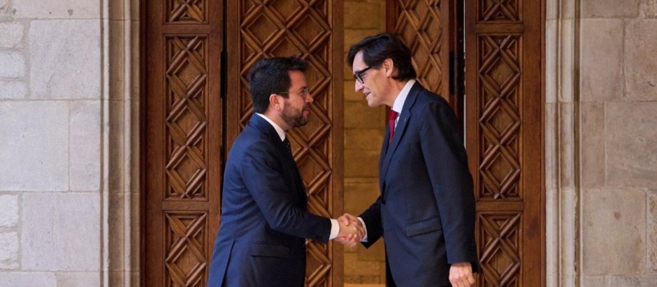 El presidente de la Generalitat, Pere Aragonès, y el primer secretario del PSC y líder de la oposición, Salvador Illa, se saludan antes de firmar el acuerdo de Presupuestos catalanes de 2023
POLITICA CATALUÑA ESPAÑA EUROPA BARCELONA
LORENA SOPENA - EUROPA PRESS