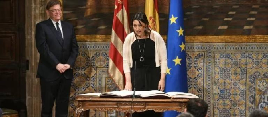 El presidente de la Comunidad Valenciana, Ximo Puig, junto a Rosa Pérez Garijo, en su toma de posesión como consejera de Transparencia.