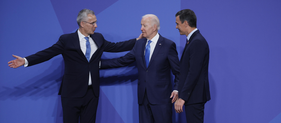 El presidente del Gobierno, Pedro Sánchez y el secretario general de la OTAN, Jens Stoltenberg, posan junto al presidente de Estados Unidos, Joe Biden