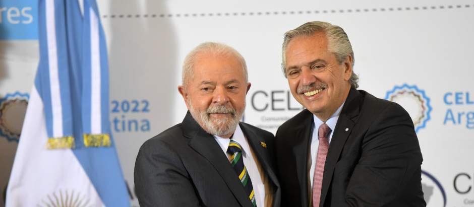 Los presidentes de Brasil y Argentina, Luiz Inácio Lula da Silva (iz) y Alberto Fernández, durante la VII Cumbre de la Celac