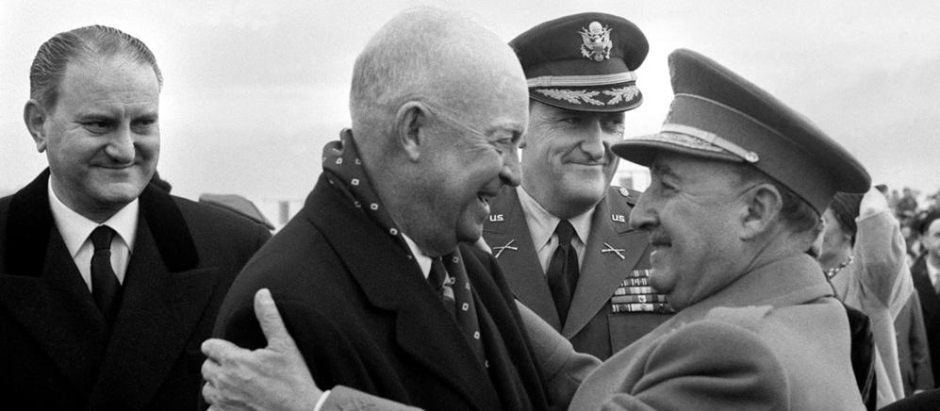 Abrazo entre el Presidente Dwight D. Eisenhower y el General Francisco Franco, en el aeropuerto de Torrejón
