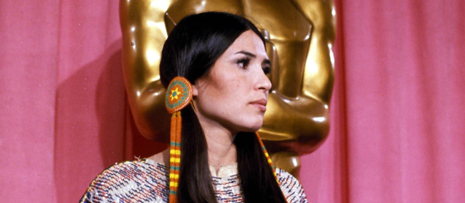 La actriz Sacheen Littlefeather vestida con ropas nativoamericanas durante la entrega de los Oscar de 1973