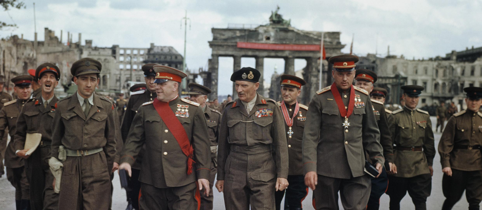 Zhukov, Montgomery , Sokolovsky y Rokossovsky en la Puerta de Brandeburgo