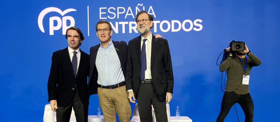 El presidente nacional del Partido Popular, Alberto Núñez Feijóo, junto a José María Aznar y Mariano Rajoy.